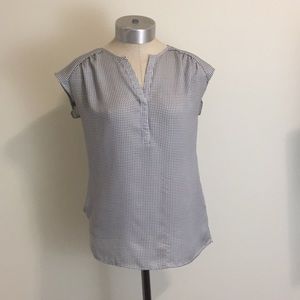 ✨ MAKE OFFER ✨

{ANN TAYLOR} NAVY AND WHITE TOP